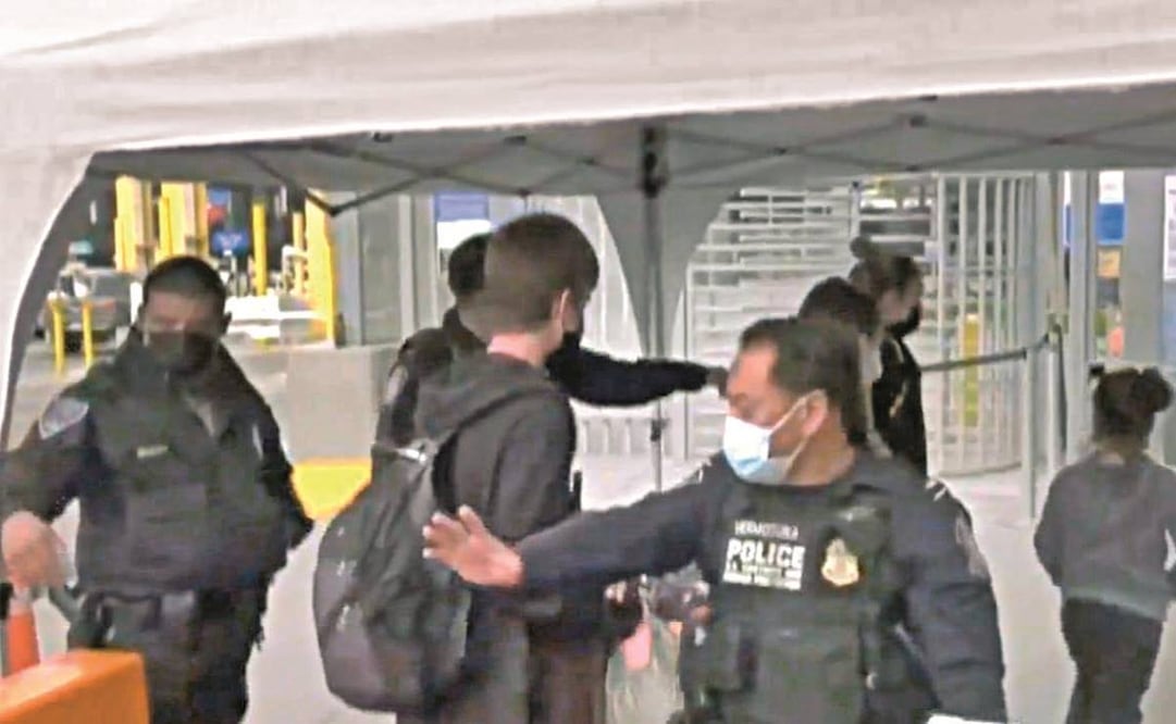 Familia ucraniana que logró entrar a Estados Unidos a esperar su proceso de asilo. Foto: EL UNIVERSAL