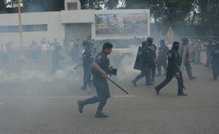 Teachers clash with riot police in Tabasco