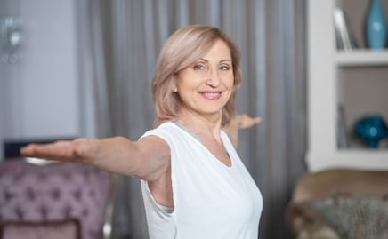 ¿Tienes 50 años?; así puedes ganar músculo en los brazos sin usar pesas, según entrenador de fitness