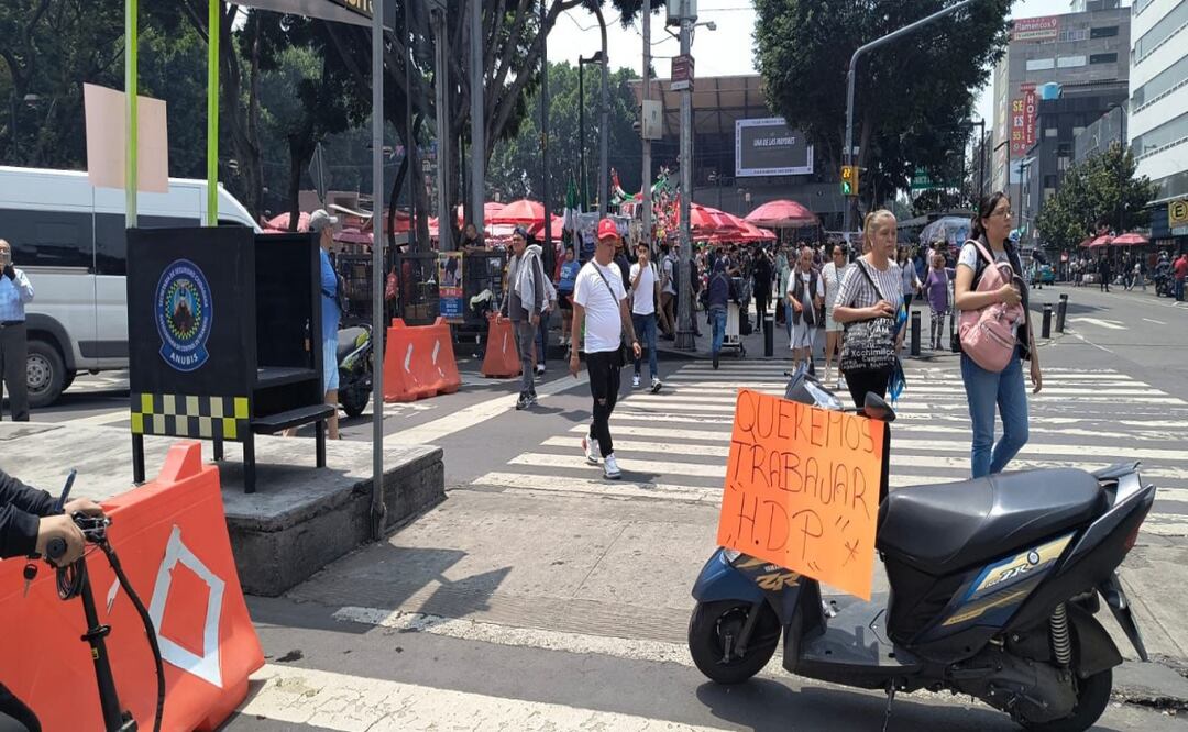 Comerciantes bloquean Izazaga y Pino Suárez; exigen reunión con el secretario de Gobierno. Foto: Especial