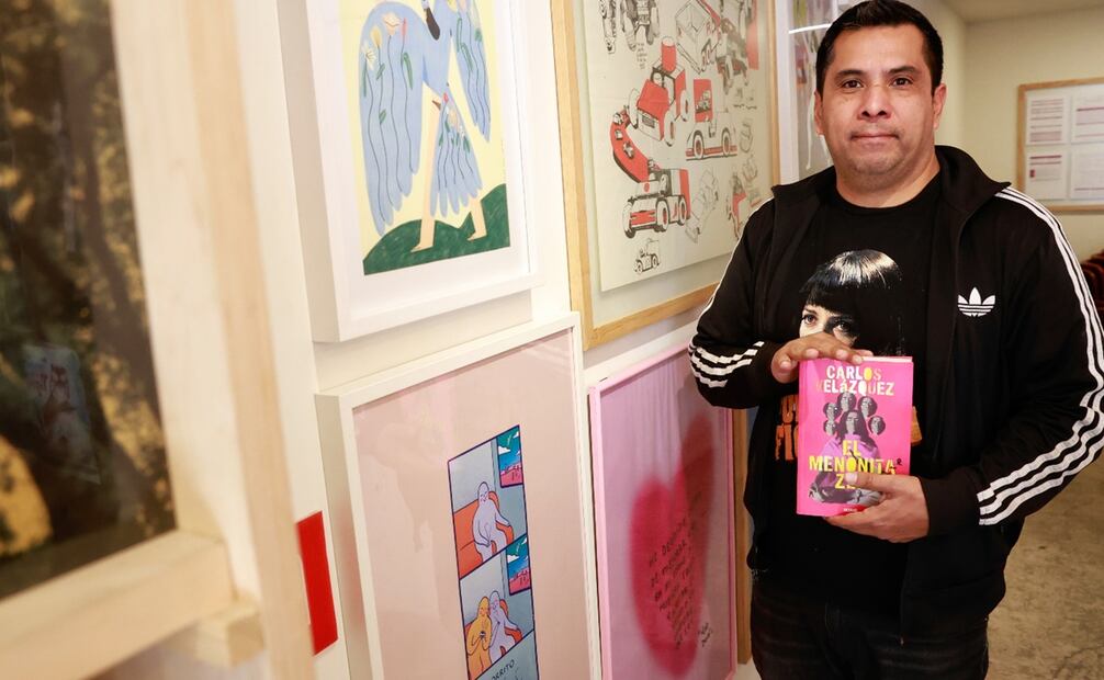 Retratos al escritor Carlos Velázquez por su libro " El menonita zen" ; en la librería la increíble ubicada en Juan de la Barrera número 112 en la colonia condesa. Foto: Fernanda Rojas/ El Universal