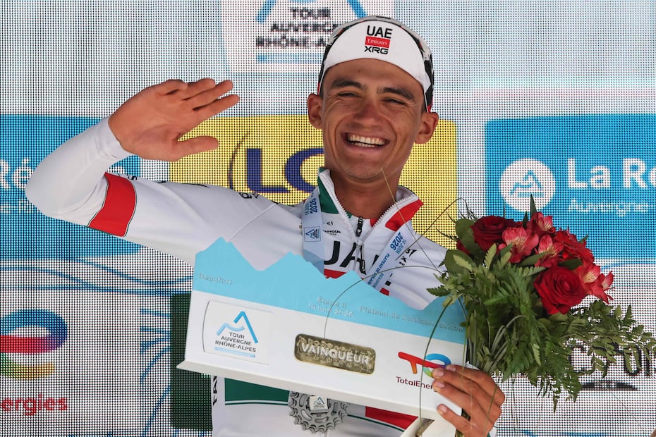 Isaac del Toro celebra su campeonato en el Tour Auvergne-Rhône-Alpes - Foto: AFP