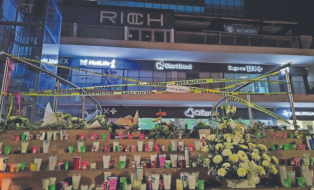 La plaza Alttus mantiene las escaleras selladas con cinta amarilla para evitar el paso al tercer nivel, lugar en donde se encuentra el bar Rich. Foto: de Nancy Lizet Hernández