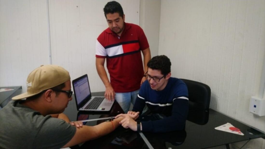 Desarrollan pulsera para medir la glucosa en la sangre en Morelia