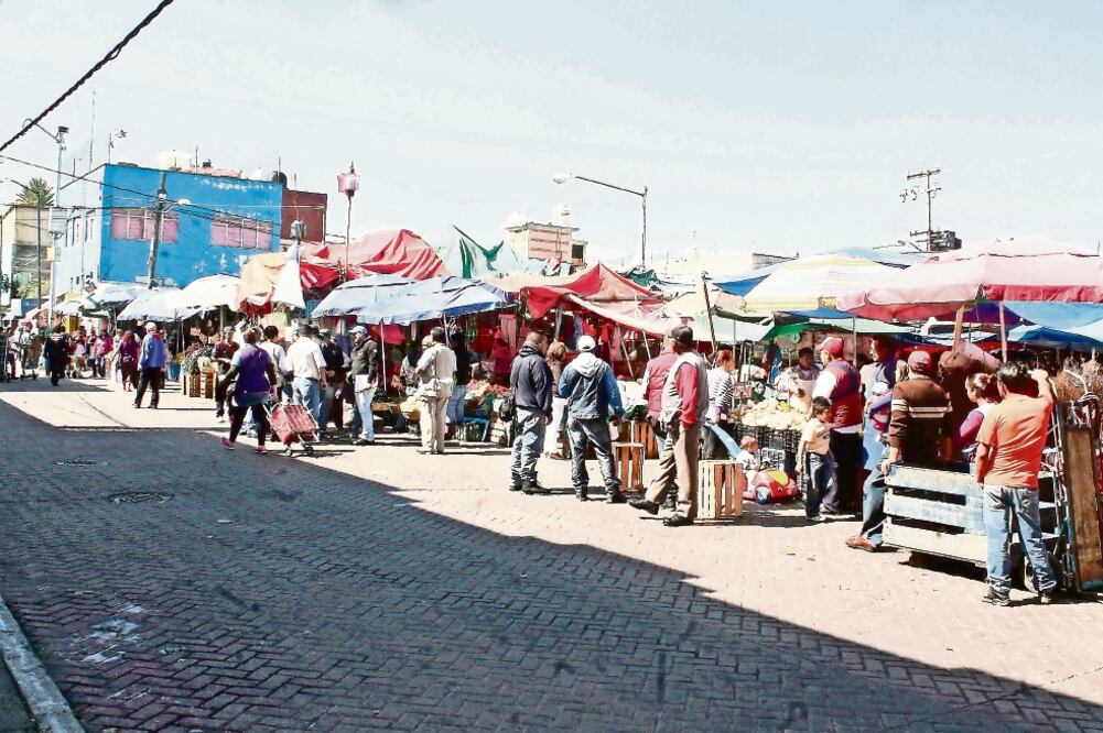 Por muchos años los comerciantes informales invadían las banquetas y calles del Centro Histórico municipal (ARCHIVO EL UNIVERSAL)
