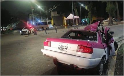 Taxi queda destrozado tras ser impactado por un  tráiler en Iztapalapa