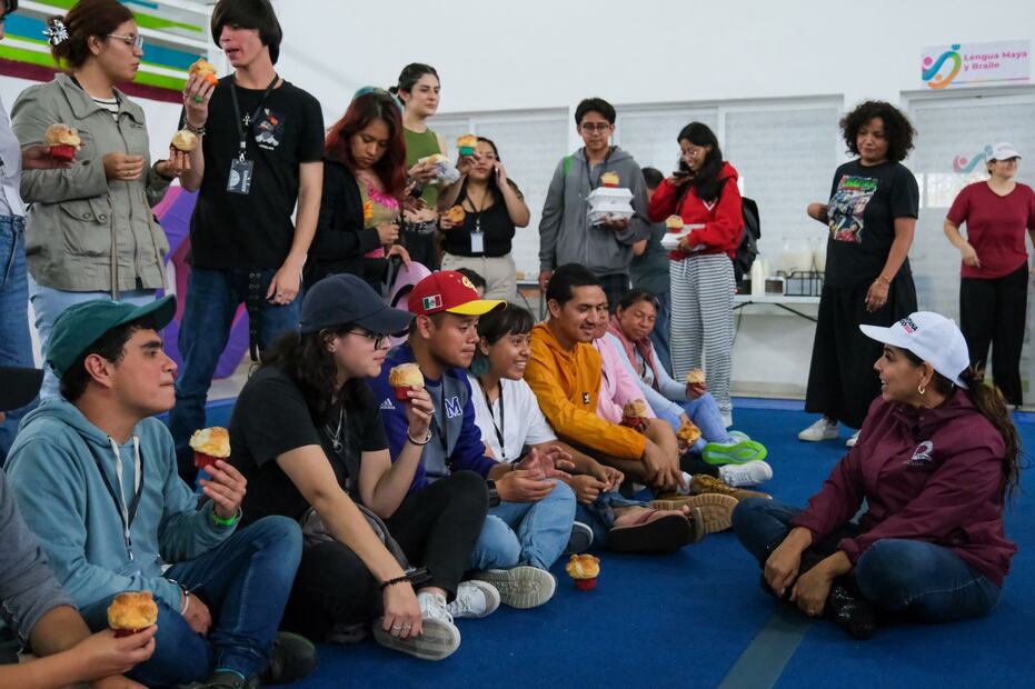 La gobernadora de Quintana Roo, Mara Lezama, se reunió con estudiantes que quedaron varados en Chetumal por el paso de la Tormenta Tropical "Nadine". (Foto: especial)