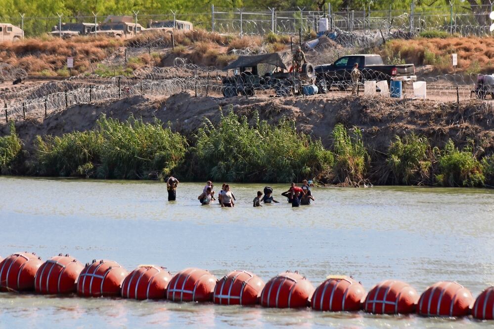 Para la colocación de las boyas en el río Bravo se utilizaron trascabos o maquinaria que pueden afectar la morfología del río, consideraron ambientalistas. Foto: Especial