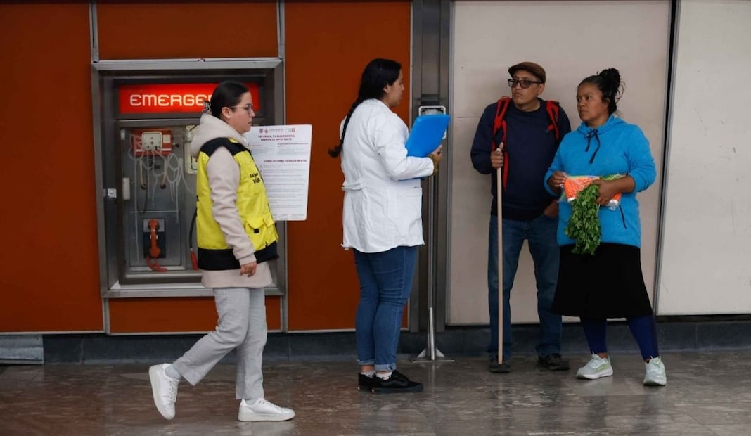 Atienden en andenes a usuarios del Metro para evitar suicidios. Foto: Diego Simón Sánchez