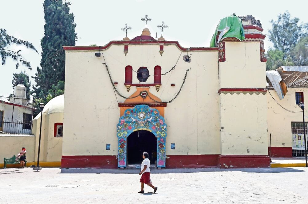 Aunque la iglesia de San Gregorio no tiene daños estructurales, la torre del campanario ha sido cubierta para evitar la filtración de la lluvia. Foto: BERENICE FREGOSO. EL UNIVERSAL