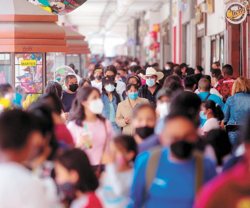 El gobierno promete a la población que la inmunización total para los adultos mayores terminará a fines de abril y no en marzo. Ayer, en el último día del puente, hubo concentración de gente en las calles. Foto: CUARTOSCURO