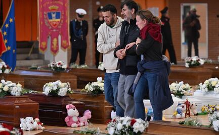 Arriban ataúdes blancos para los niños fallecidos en naufragio de migrantes en Italia