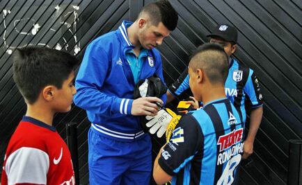 Un fan pinta a Ronaldinho, pero no logra el autógrafo