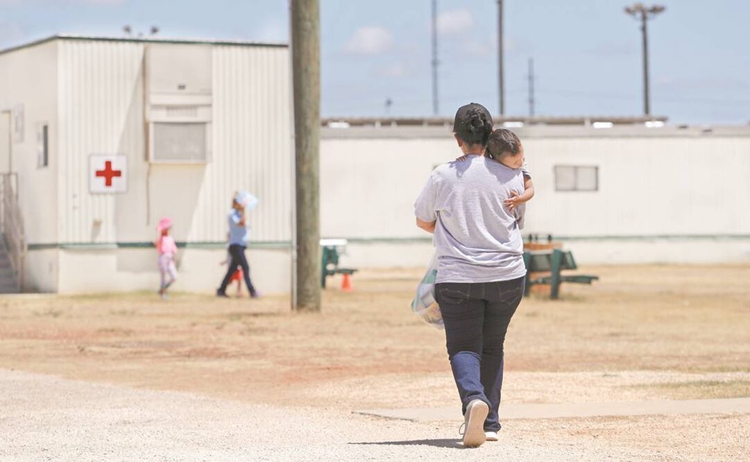 Migrantes que buscan asilo caminan en el Centro Residencial Familiar ICE South Texas, en Dilley. Foto: Eric Gay. AP