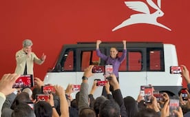Sheinbaum prueba el vehículo "Olinia"; llega a la Base Militar de Santa Lucía conduciendo el nuevo modelo
