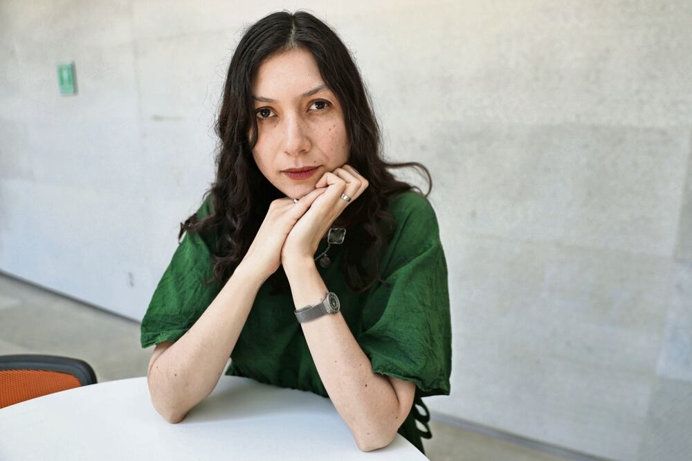 A días de iniciar la promoción de La reina de espadas, Jazmina Barrera habló en exclusiva del libro, para el cual tuvo que revisar el archivo de Garro (que tiene Princeton), biografías, publicaciones y documentos sobre la escritora. Foto: de Fernanda Rojas. El Universal