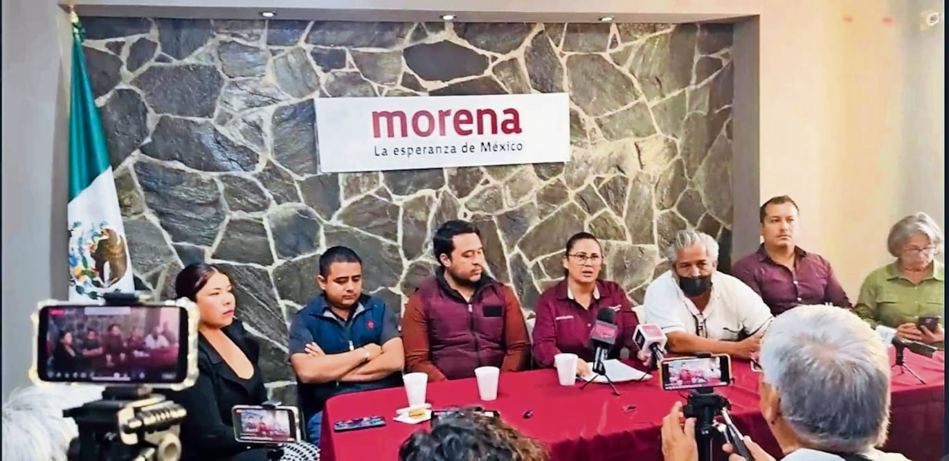 Consejeros estatales de Morena presentaron ante el IEE el acuerdo para separarse del convenio de candidatura común. Foto Especial
