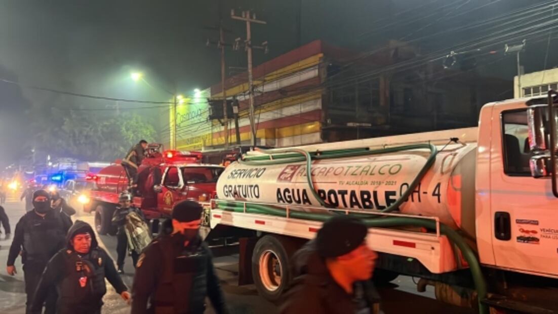 Bomberos combaten incendio en 3 bodegas de Azcapotzalco 