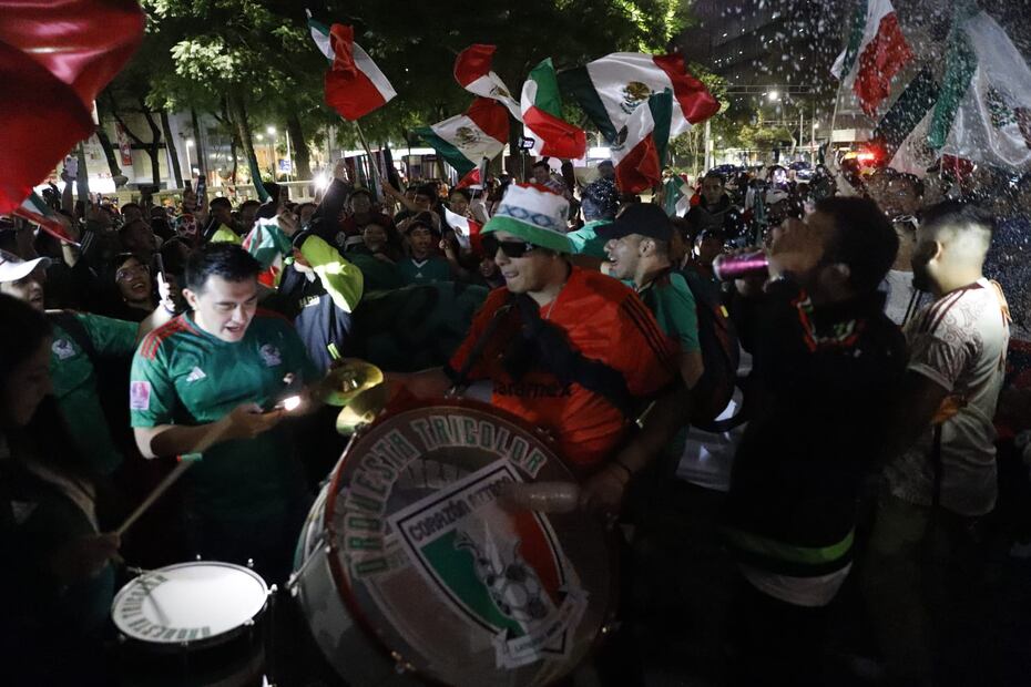 Aficionados mexicanos asisten al Ángel de la Independencia a festejar la Copa Oro / Foto: Fernanda Rojas - EL UNIVERSAL
