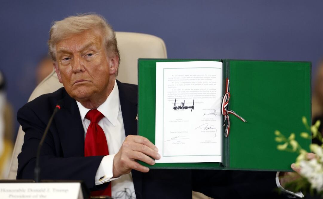 El presidente de Estados Unidos, Donald Trump, muestra un documento firmado en la Cumbre de Paz de Gaza en Sharm el-Sheikh, Egipto, el 13 de octubre de 2025. Foto: EFE