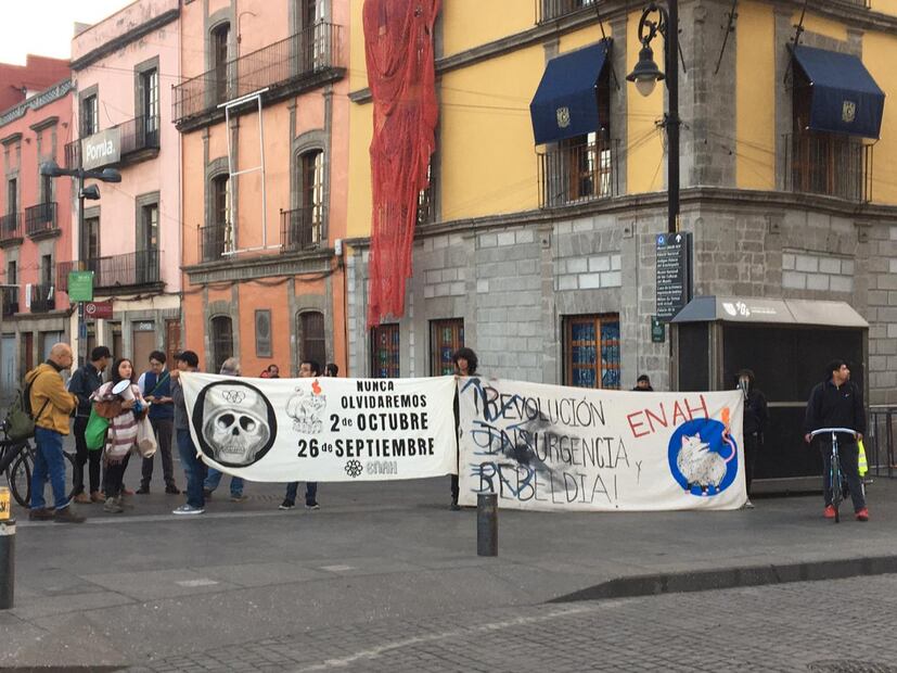Estudiantes y trabajadores de la ENHA protestan en Palacio Nacional