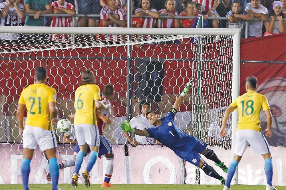 Dani Alves clareó a Justo Villar y decretó el dramático empate (CÉSAR OLMEDO.AP)