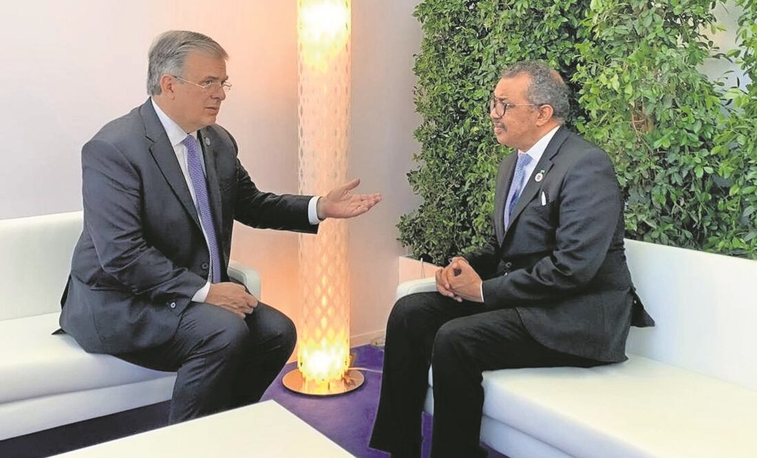 El canciller Marcelo Ebrard se reunió, en Roma, con el director general de la OMS, Tedros Adhanom Ghebreyesus. Foto: SRE