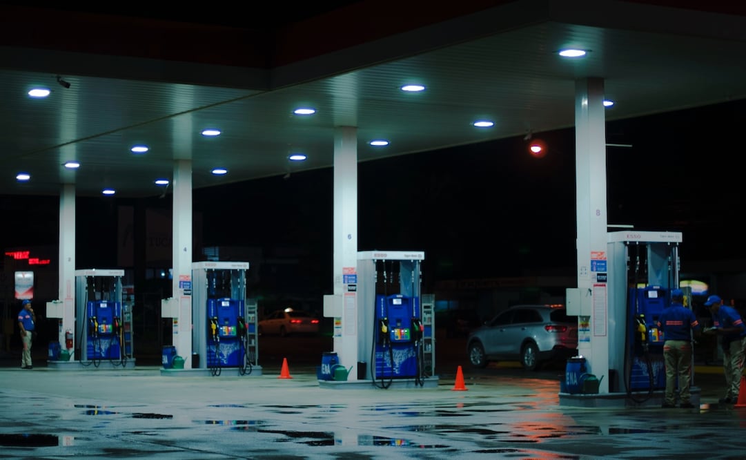Uno de los motivos que afecta el precio del combustible es la zona en que se ubican las gasolineras. Imagen: Unsplash
