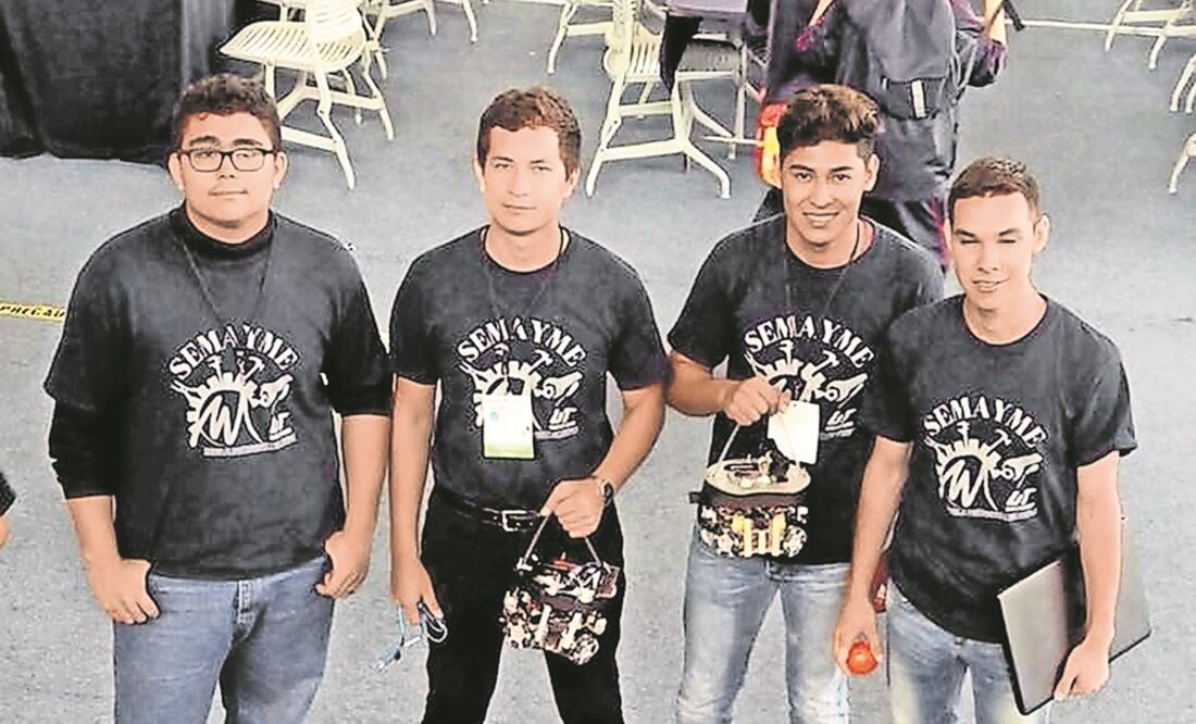 Luis Carlos Barrera y sus tres compañeros han sido ganadores de certámenes de robótica. (FOTO: RAÚL TORRES. EL UNIVERSAL)