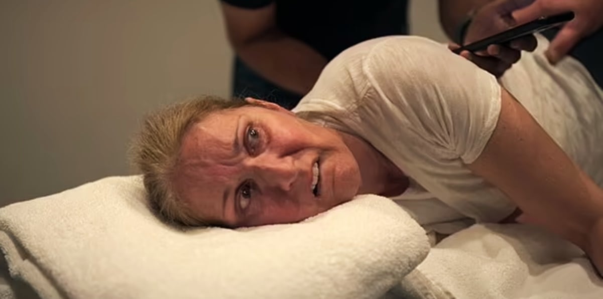 Céline Dion, cantante de 56 años, padece un trastorno extremadamente raro, conocido como el síndrome de la persona rígida.
<p>Foto: Amazon Prime