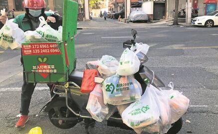 Escasean alimentos durante aislamiento en Shanghái