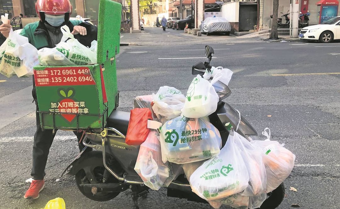 Un repartidor, en un área cerrada al oeste de Shanghái. Foto: Chen Si/AP