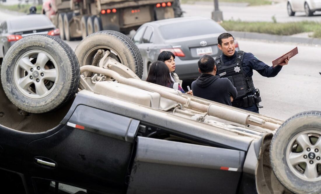 Según el reporte policiaco, la volcadura ocurrió hacia las 13:35 horas de ayer, el automóvil . Foto: cuartoscuro