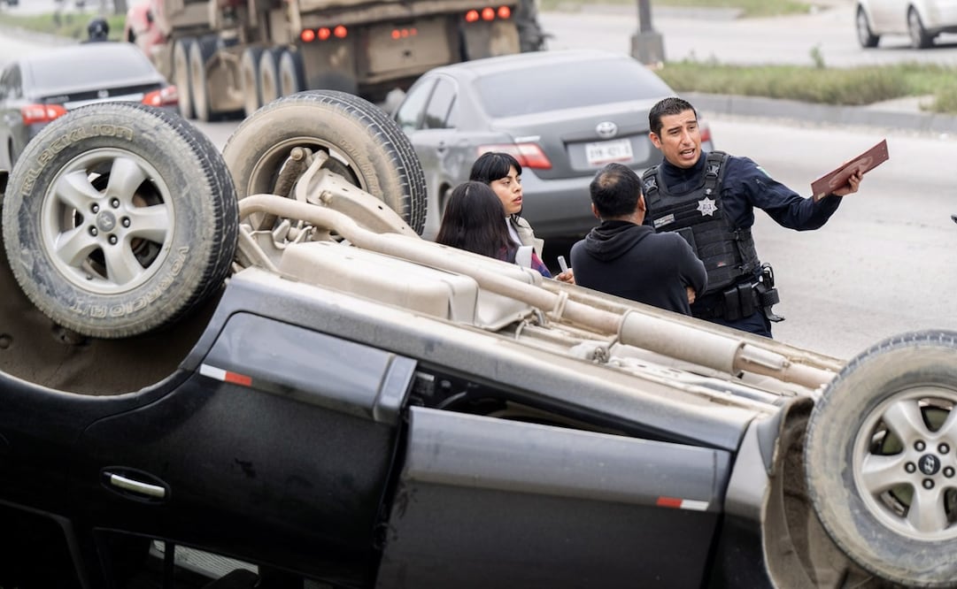 Según el reporte policiaco, la volcadura ocurrió hacia las 13:35 horas de ayer, el automóvil . Foto: cuartoscuro