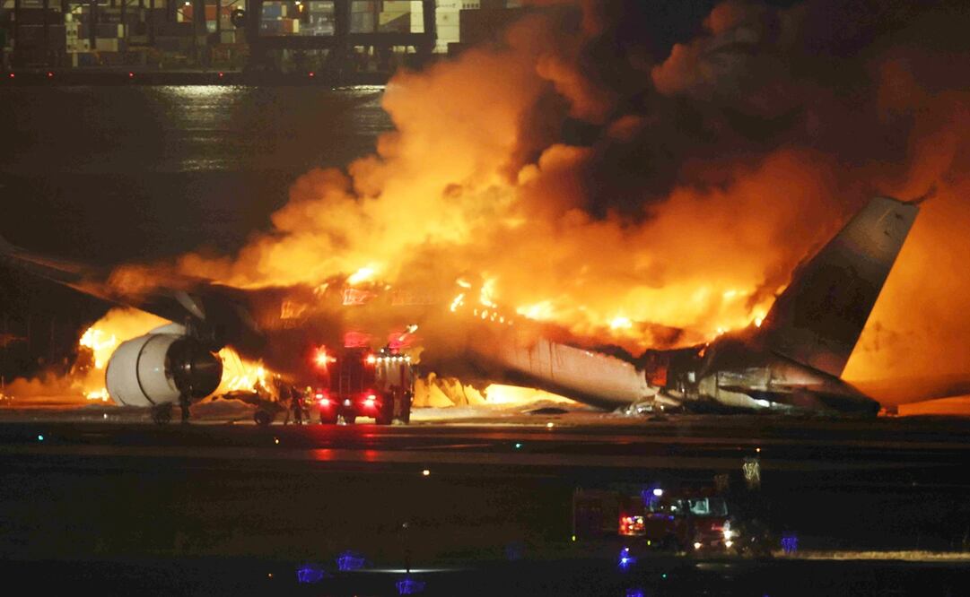 Cinco personas que venían a bordo de la aeronave de la guardia costera japonesa murieron, así lo anunció el ministro de Transporte, Tetsuo Saito. Foto: EFE