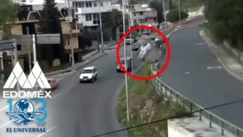 Auto vuelca tras salir volando de una curva en Naucalpan