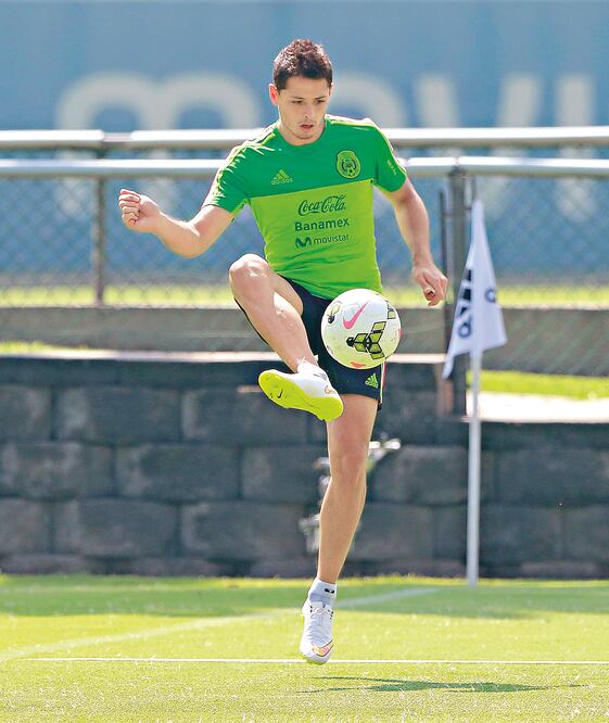 Javier Hernández da vuelta a la hoja para estar concentrado en Copa de Oro Foto: Imago7
