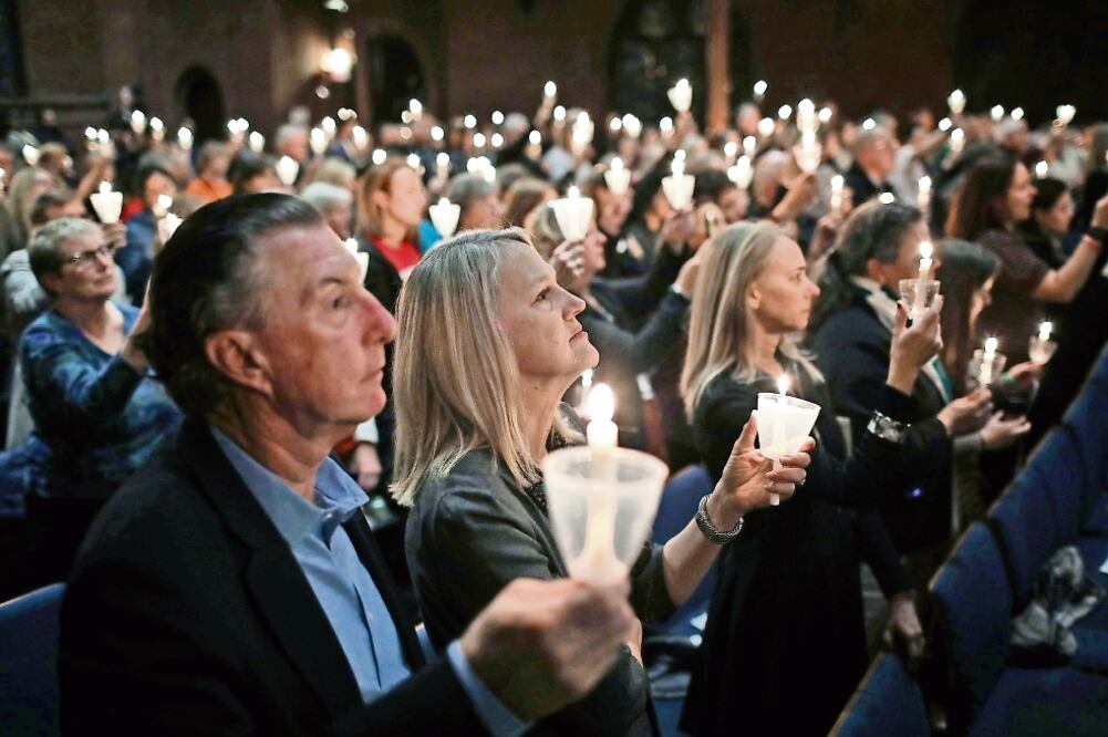 Estadounidenses durante una vigilia en contra de la violencia armada, realizada en Washington el pasado 6 de diciembre. (AFP)