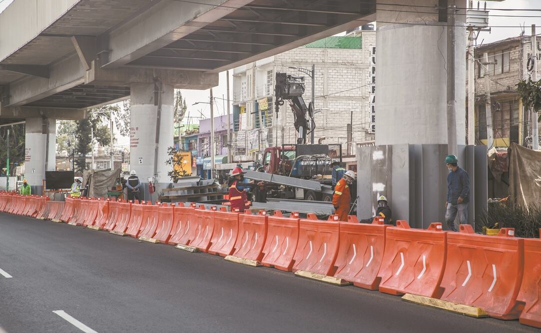 El área de trabajo ha reducido una parte del carril de la avenida Tláhuac en el que conviven RTP, Metrobús, autos, peatones y microbuses.