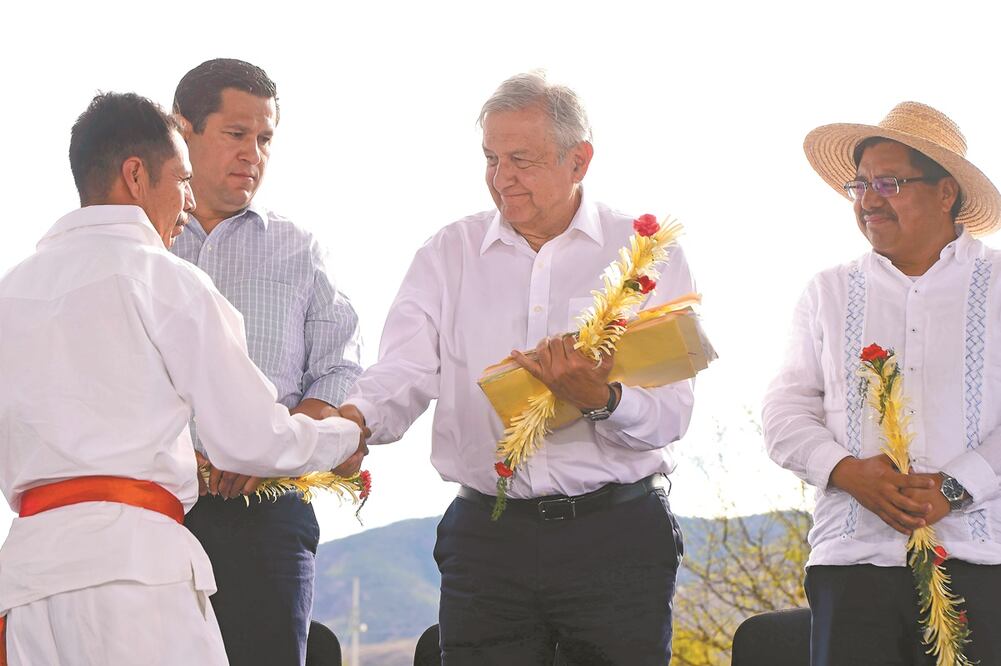 El presidente Andrés Manuel López Obrador fue parte de un rito de purificación, en el que participaron niños y adultos integrantes de comunidades indígenas. Foto: PRESIDENCIA