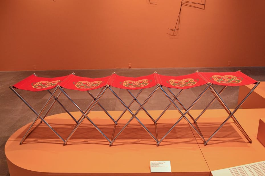 La exposición propone pensar el acto de sentarse como una construcción histórica y simbólica. Foto: Jair Cruz Tenorio.