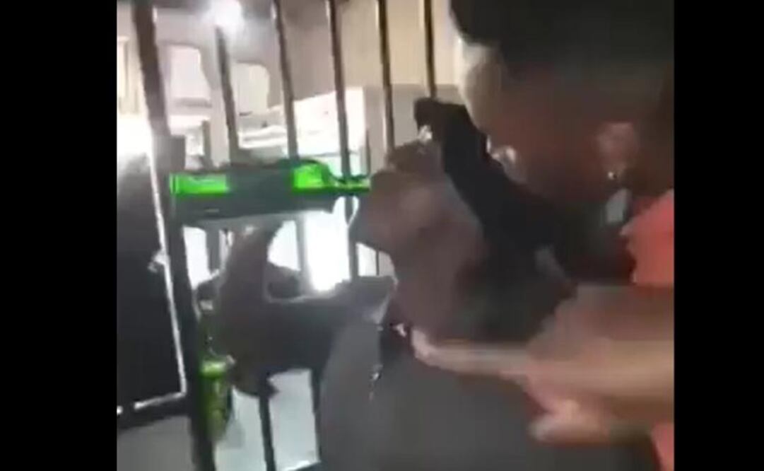 Joven ingiere bebida alcohólica en dos minutos. Foto: Twitter: @TheLegalSA