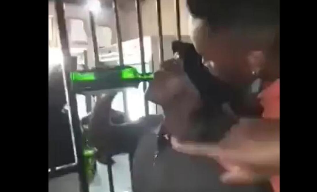 Joven ingiere bebida alcohólica en dos minutos. Foto: Twitter: @TheLegalSA