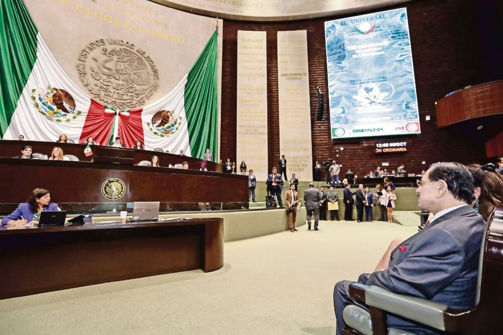 En el pleno de la Cámara de Diputados se desplegó en las pantallas gigantes la primera plana del diario publicada en 1916 (LUCÍA GODÍNEZ. EL UNIVERSAL)
