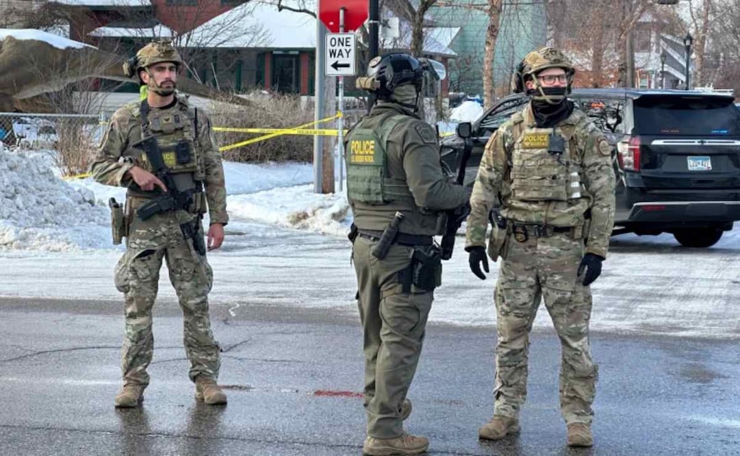 Agentes federales cerca de una barrera vial tras reportarse un tiroteo en Minneapolis el 7 de enero del 2026. Foto: AP