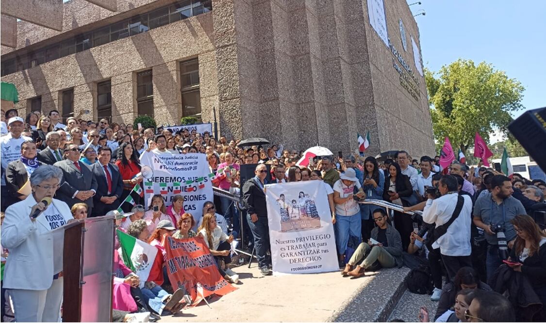 Magistrados y jueces protestan en las escalinatas del Palacio de Justicia de San Lázaro. Foto: especial