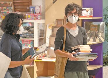 Por dos horas, 200 personas hacen fila afuera de Gandhi Oportunidades