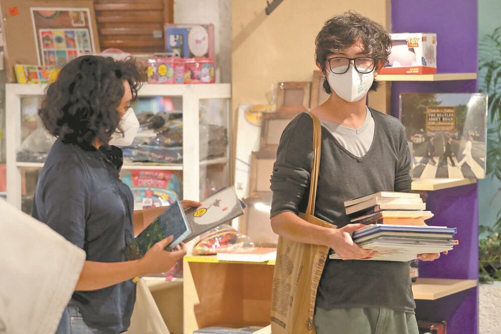 Los clientes se llevaron desde dos hasta 10 libros. Foto: JUAN BOITES. EL UNIVERSAL