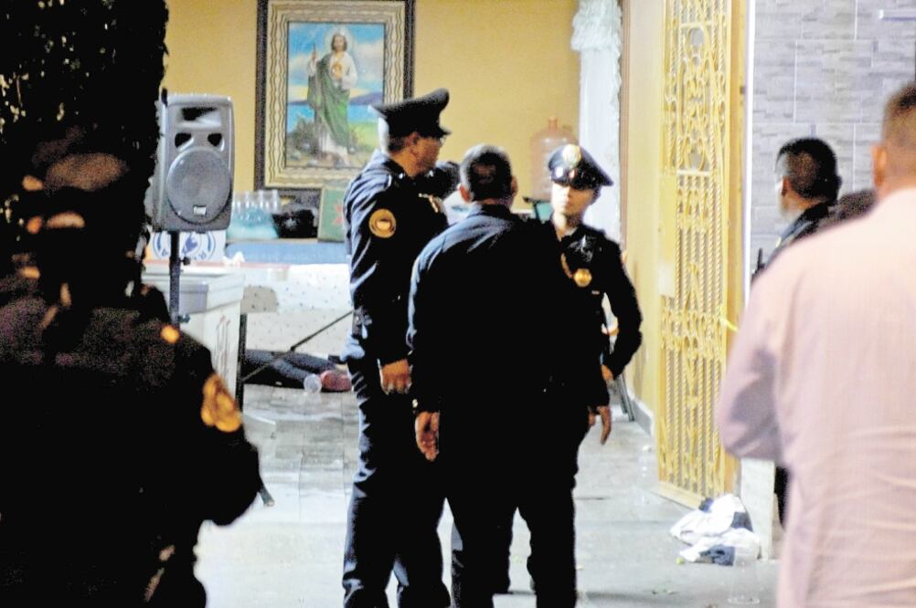 Llamado. Policías acudieron a una casa en la calle Hojalatería, donde fueron reportadas varias detonaciones. Foto: LUIS CARBAYO. CUARTOSCURO
