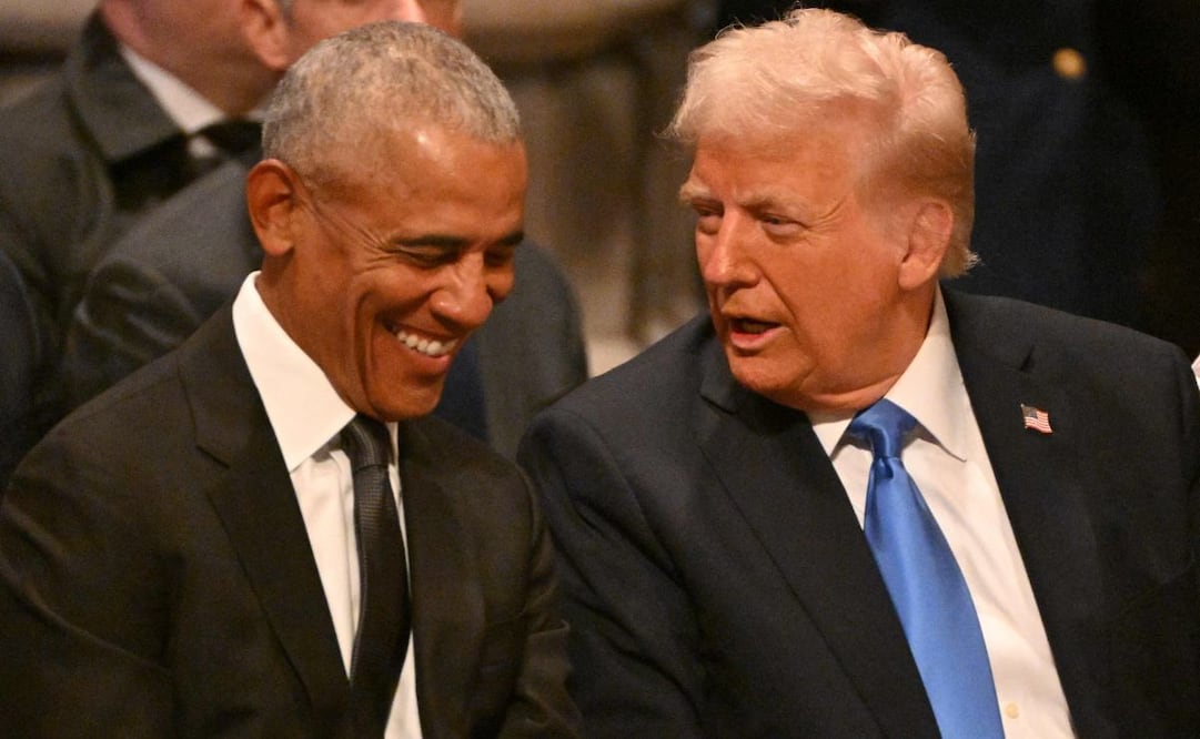 El ex presidente estadounidense Barack Obama habla con el presidente electo Donald Trump antes del funeral de estado del ex presidente estadounidense Jimmy Carter en la Catedral Nacional de Washington, DC, el 9 de enero de 2025. Foto: AFP